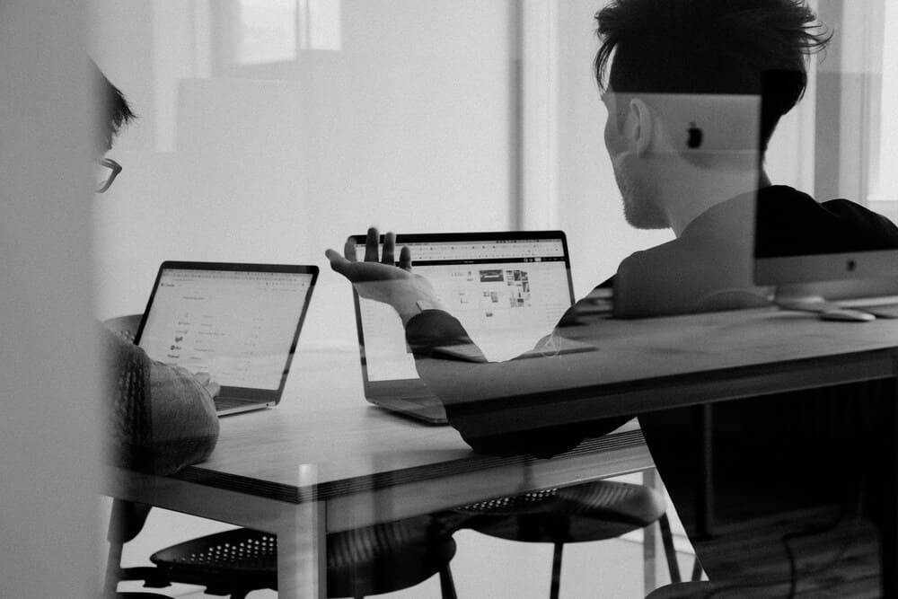 Persona trabajando en un portátil en una oficina moderna